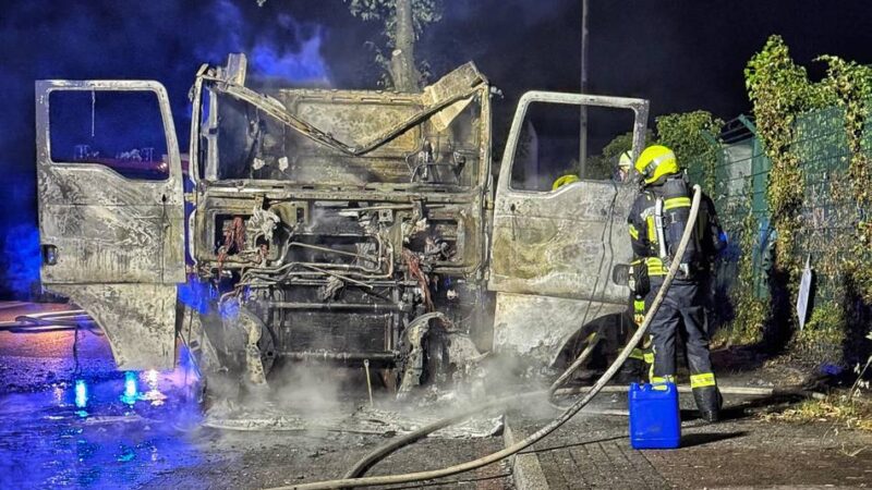 Einsatz in Neuss: Feuerwehr löscht brennenden Lkw im Hafen
