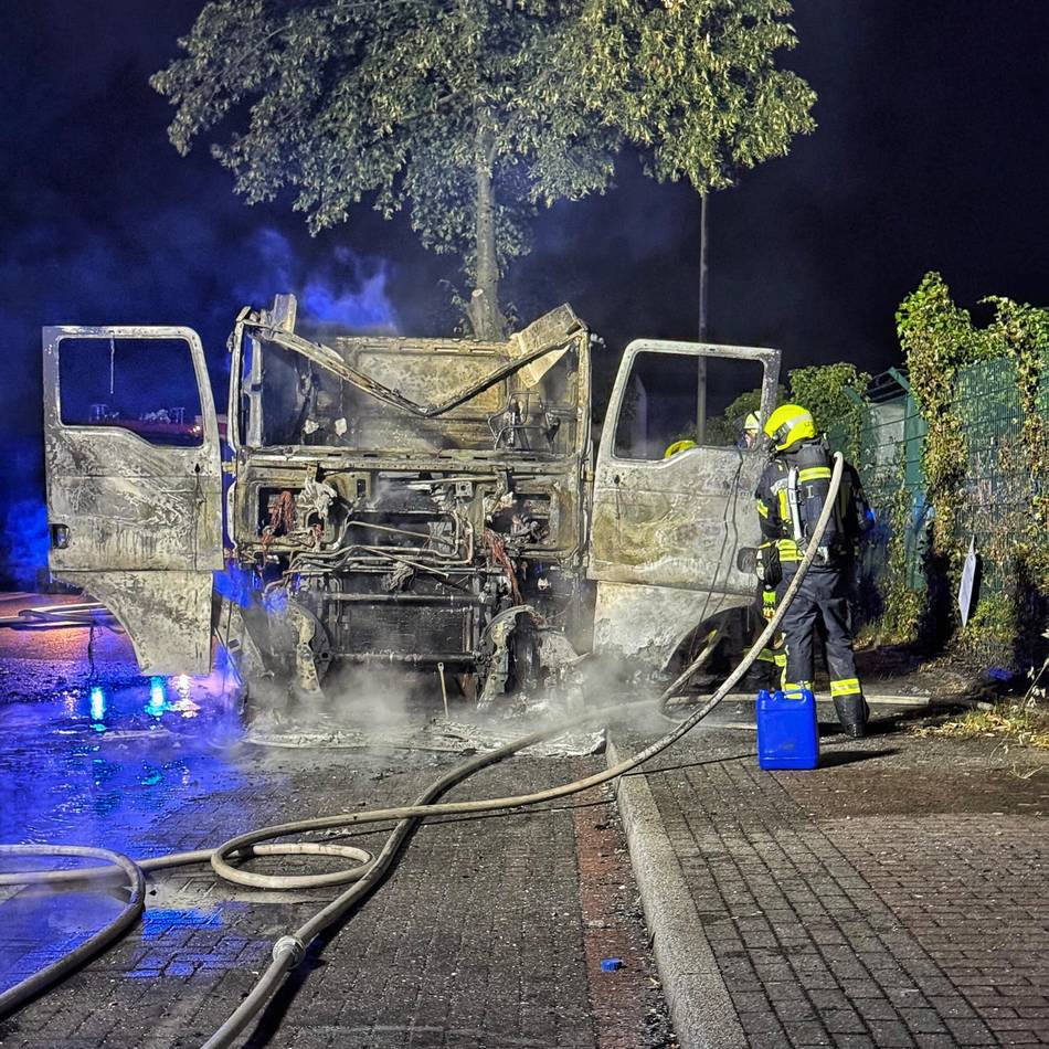 Einsatz in Neuss: Feuerwehr löscht brennenden Lkw im Hafen