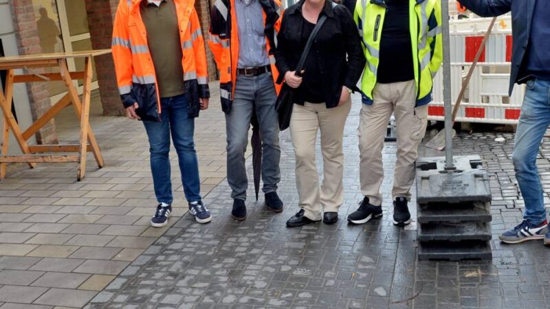 Arbeiten auf der Düsseldorfer Straße: Stein für Stein zum neuen Pflaster