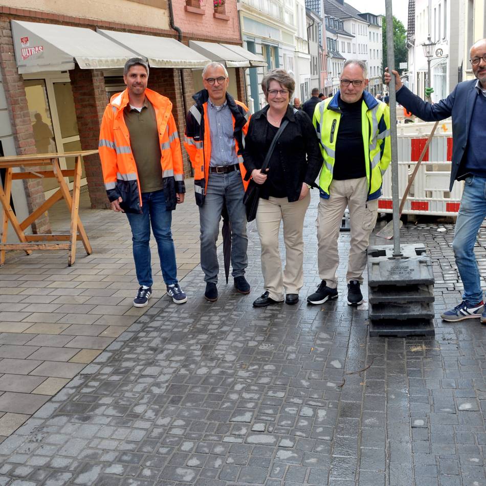 Arbeiten auf der Düsseldorfer Straße: Stein für Stein zum neuen Pflaster