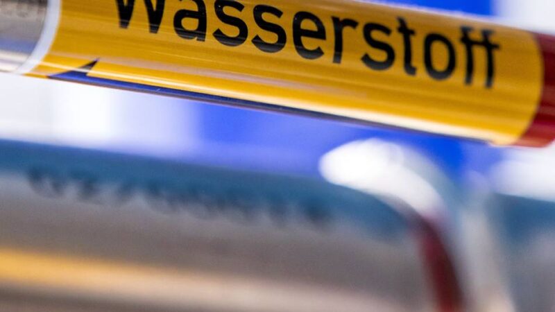 An der Xantener Straße in Rheinberg: In Ossenberg wird an künftiger Wasserstoffleitung gearbeitet