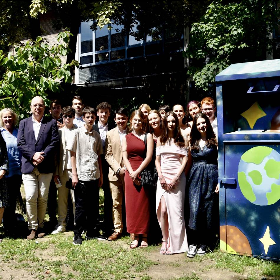 Montessorizentrum in Rheinberg-Borth: Schüler gestalten Altkleidercontainer