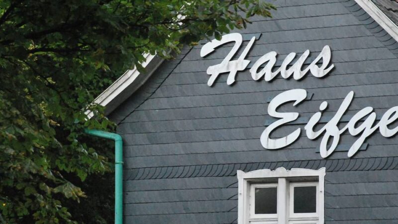 Rudelsingen in Wermelskirchen: Eifgen-Chor singt im Kastaniengarten