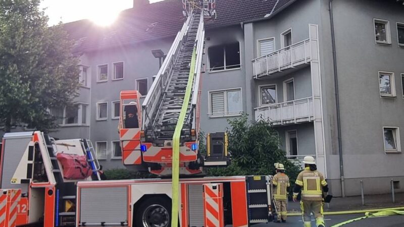 Einsatz in Hassels: Feuerwehr Düsseldorf rettet fünf Menschen nach Wohnungsbrand