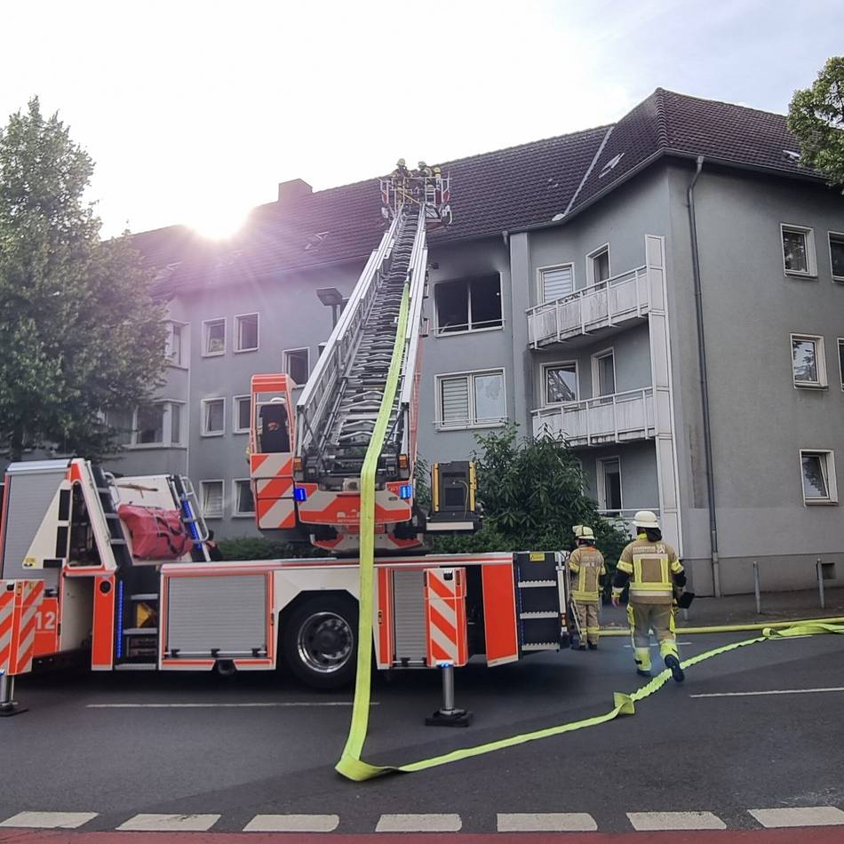 Einsatz in Hassels: Feuerwehr Düsseldorf rettet fünf Menschen nach Wohnungsbrand