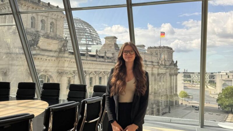 Einblicke in den Parlamentsalltag: 17-jährige Alpenerin macht Praktikum im Bundestag