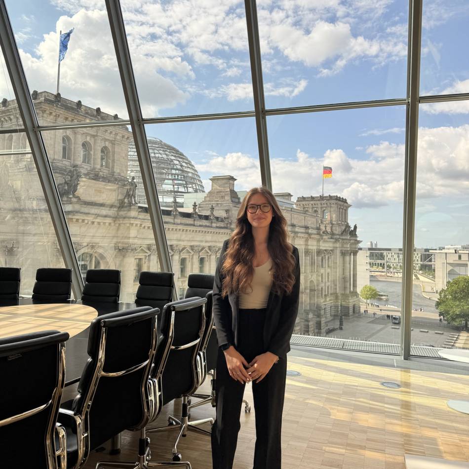 Einblicke in den Parlamentsalltag: 17-jährige Alpenerin macht Praktikum im Bundestag