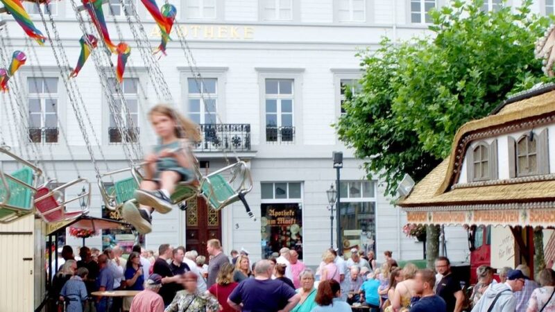 Traditions-Jahrmarkt: Uerdinger Kirmes eröffnet auf dem Marktplatz