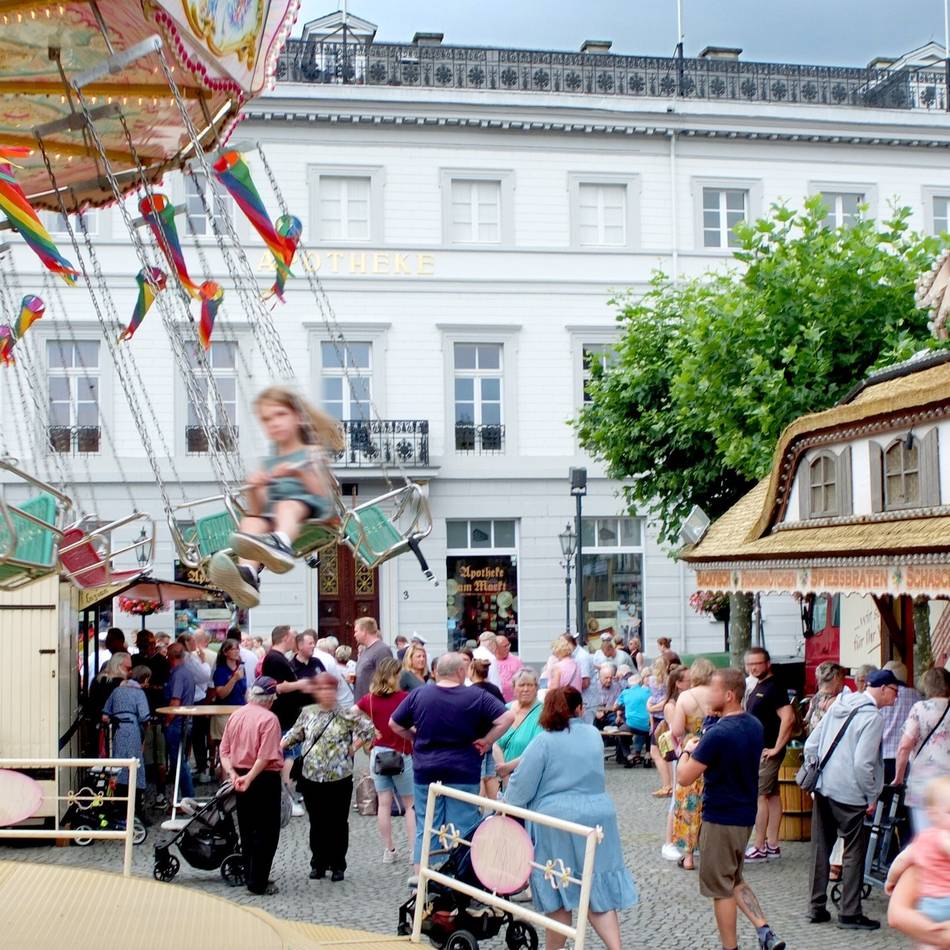 Traditions-Jahrmarkt: Uerdinger Kirmes eröffnet auf dem Marktplatz
