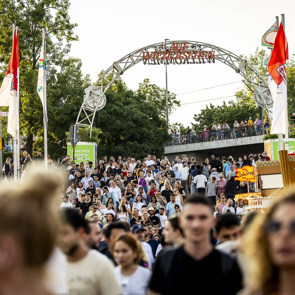 Menschenmassen an Haltestellen und Hauptbahnhof in Düsseldorf: Warum es bei der Kirmes-Abreise zum Verkehrschaos kam