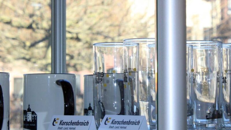 Souvenirs aus Korschenbroich: Becher, Gläser und Bücher für Heimatfans