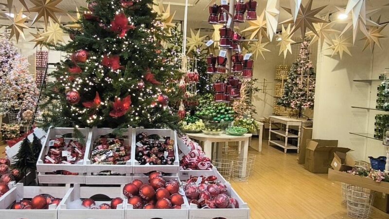50.000 Artikel geplant: Mitten im Hochsommer – Duisburger Deko-Laden startet Weihnachtsverkauf