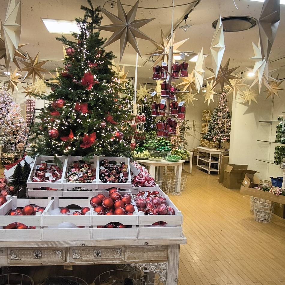 50.000 Artikel geplant: Mitten im Hochsommer – Duisburger Deko-Laden startet Weihnachtsverkauf
