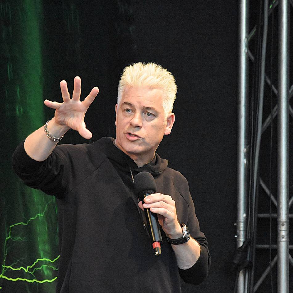 Zeitreise mit Geranienblick auf der Freilichtbühne Zons: Michael Mittermeier sorgt für Lacher ohne Ende