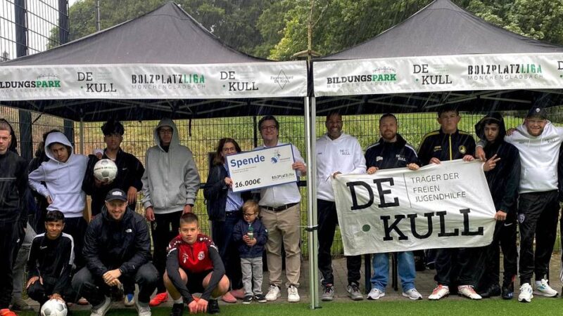 Traditionsunternehmen aus Mönchengladbach: Trützschler-Stiftung spendet 16.000 Euro an Bolzplatzliga