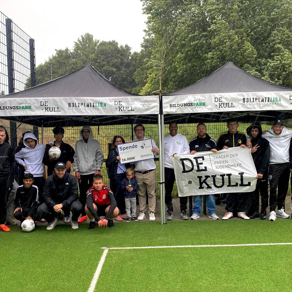 Traditionsunternehmen aus Mönchengladbach: Trützschler-Stiftung spendet 16.000 Euro an Bolzplatzliga