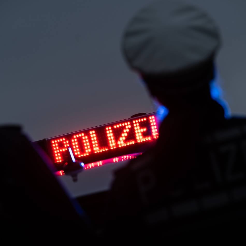 Unfall in Grevenbroich
: Jugendlicher ohne Führerschein prallt gegen Metallpfeiler