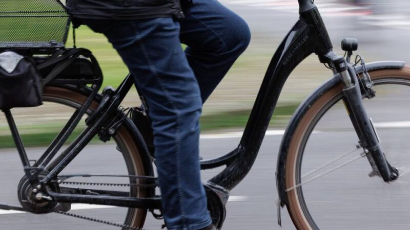 Vorfall in Dinslaken: Polizei sucht Radfahrer nach Unfallflucht