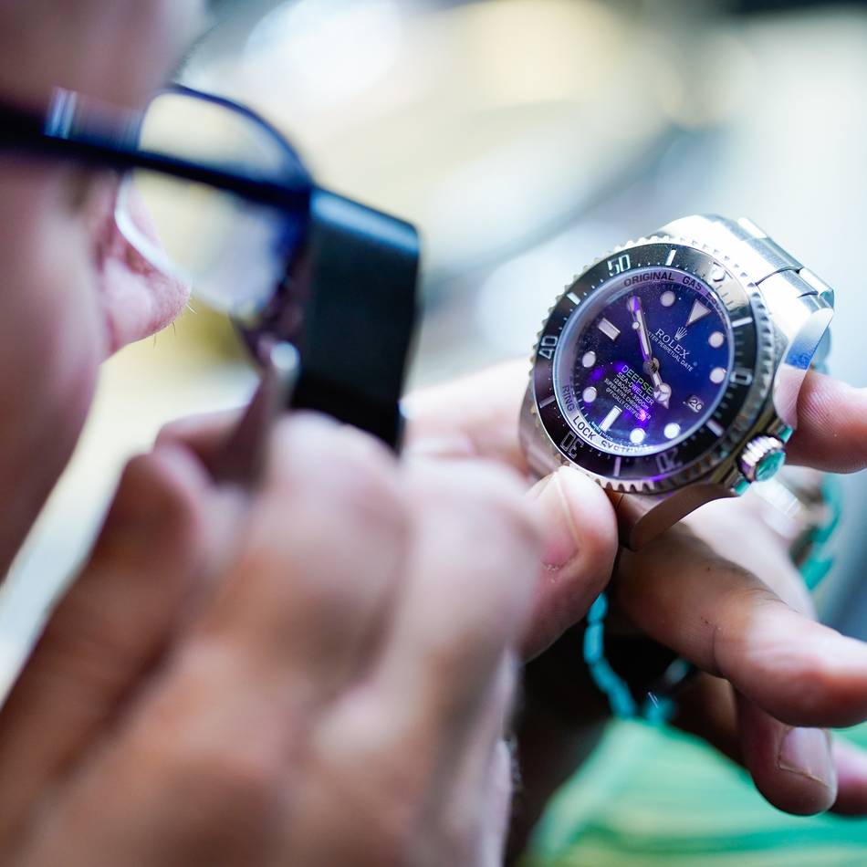 Für mehrere Tausend Euro: Betrüger verkauft gefälschte Rolex-Uhren auf der Hauptstraße in Kevelaer
