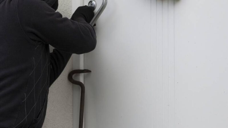 Tat in Osterath: Einbrecher stehlen zwei Portemonnaies