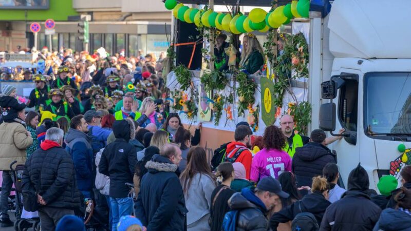 Massiv gestiegene Kosten: Rosenmontagszug in Krefeld in Gefahr – Karnevalisten schlagen Alarm
