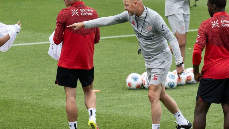 Trainingsauftakt von Bayer 04 in Leverkusen: Viel beäugt – ten Hag und seine Werkself