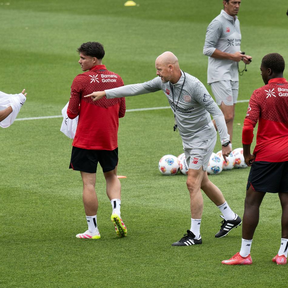 Trainingsauftakt von Bayer 04 in Leverkusen: Viel beäugt – ten Hag und seine Werkself