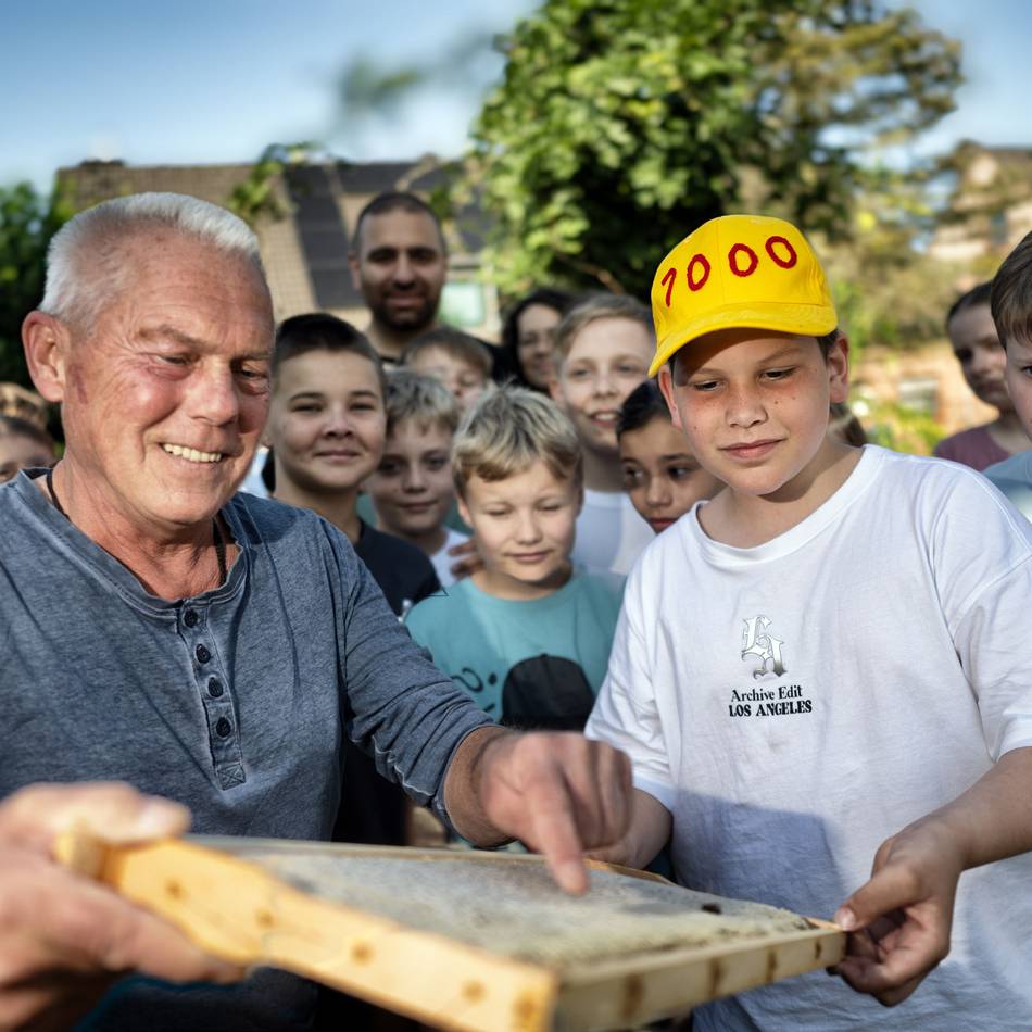 Imkerei-Besuch in Langenfeld: „Bienen sind richtig warm und kuschelig“