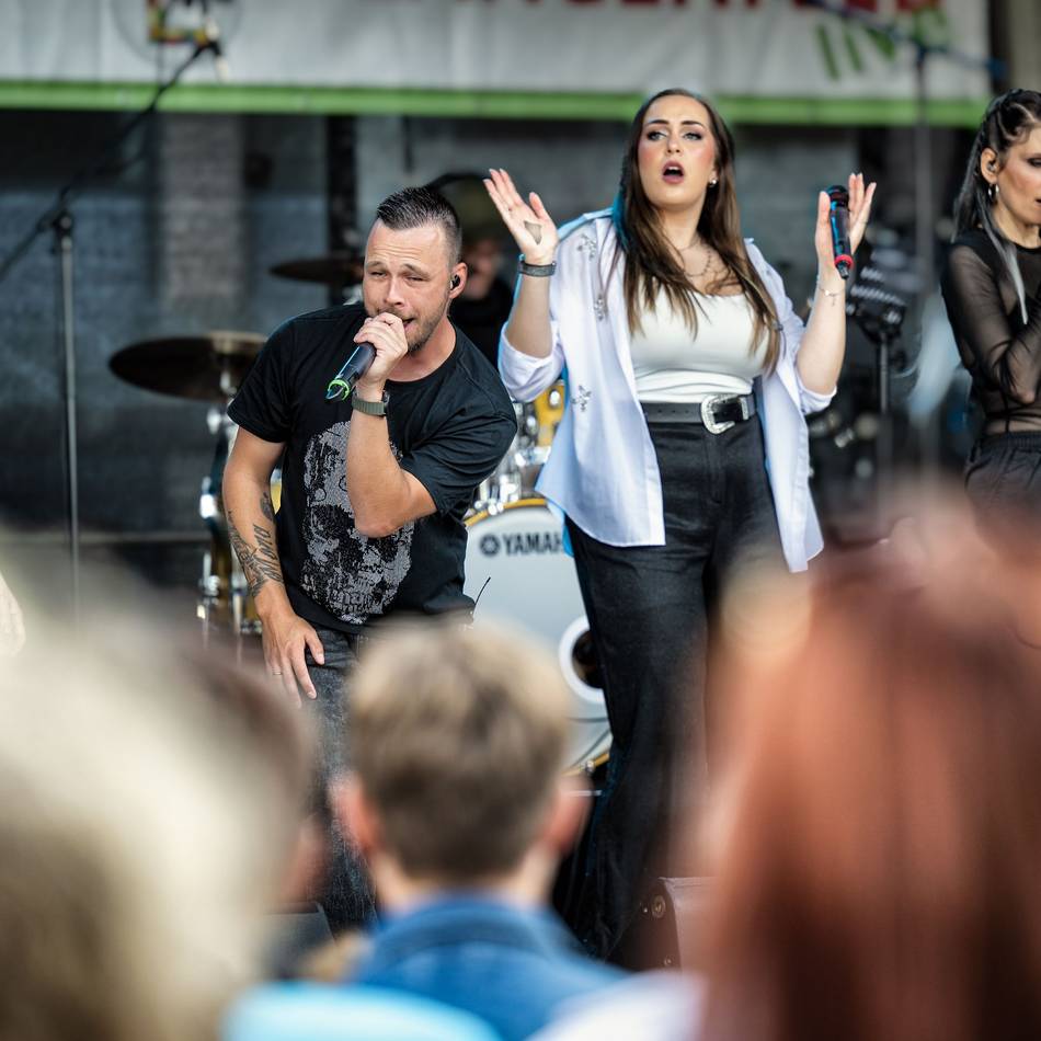 „Langenfeld live“: „Radiotones“ sorgen für ausgelassene Stimmung auf dem Marktplatz