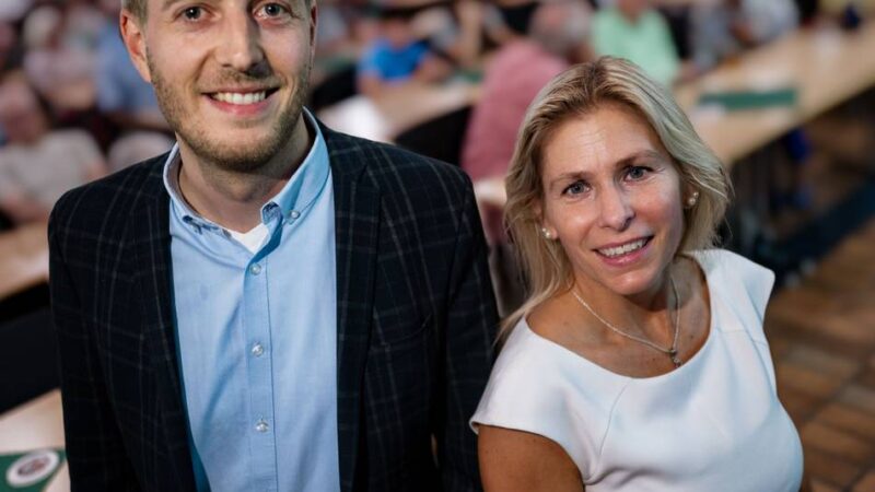 Kommunalwahl in Monheim: Lucas Risse und Sonja Wienecke liefern sich Schlagabtausch im Bürgerhaus