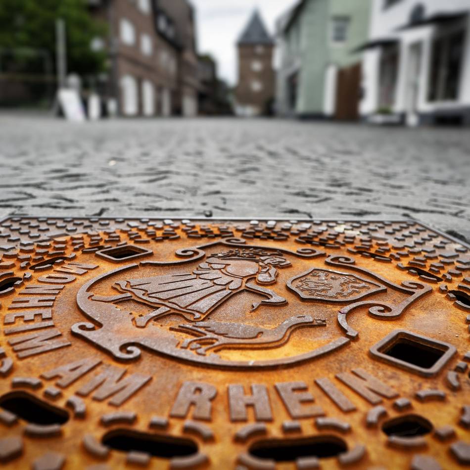 Turmstraße in Monheim: Kanaldeckel mit Stadtwappen schmücken die Altstadt
