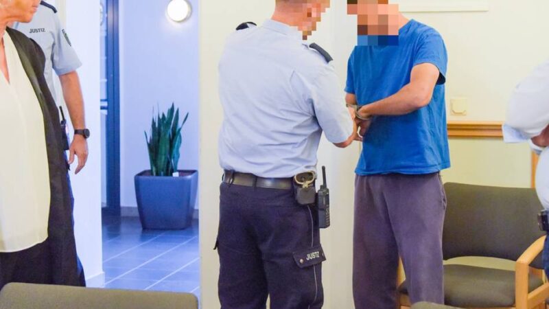 Prozess vor dem Landgericht: Urteil in Kleve: Schlafenden Pendler im Niersexpress bestohlen