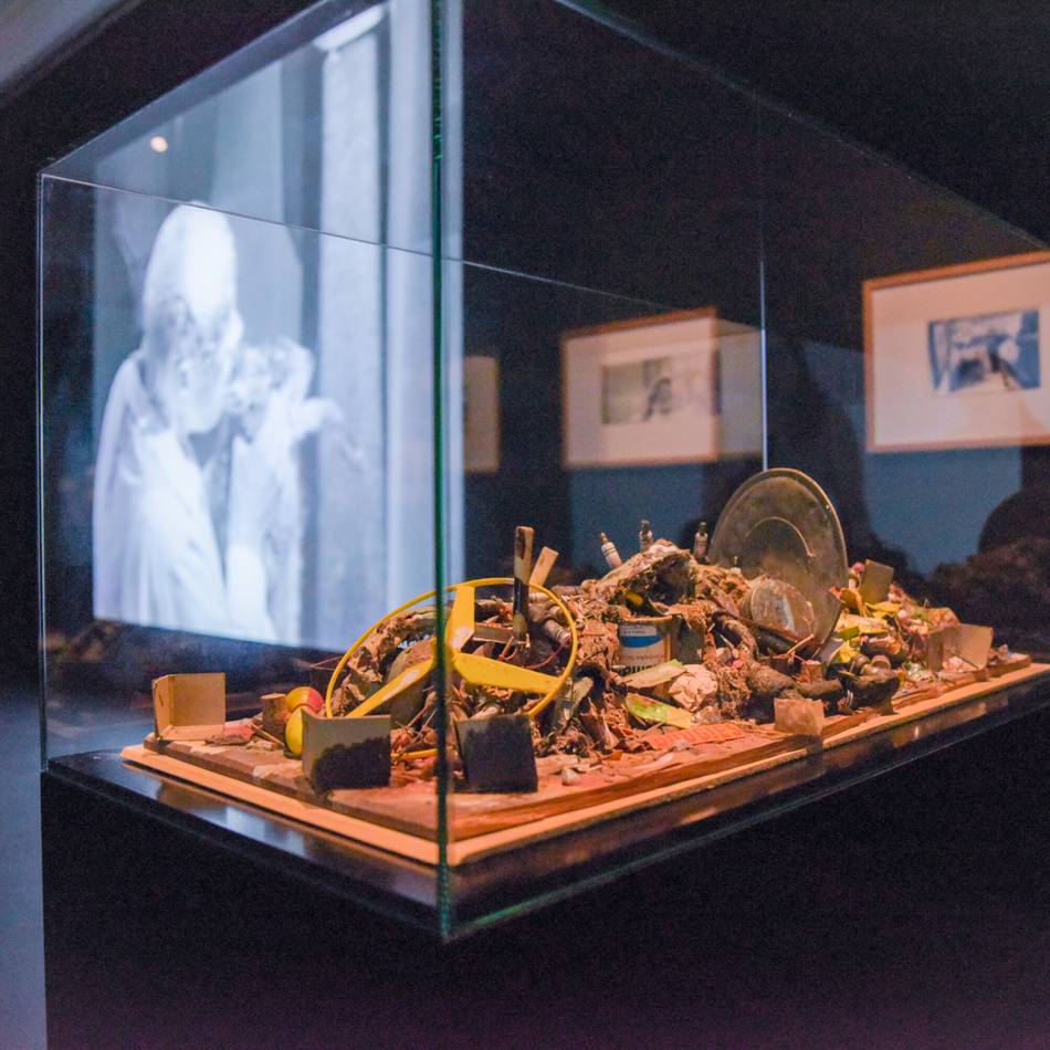 Performance-Kunst in Schloss Moyland: Beuys trifft Abramovic – Der tote Hase lebt weiter