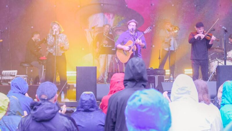 Konzert an Schloss Moyland: Mooiage Festival: Zu Gregor Meyle im Regen tanzen