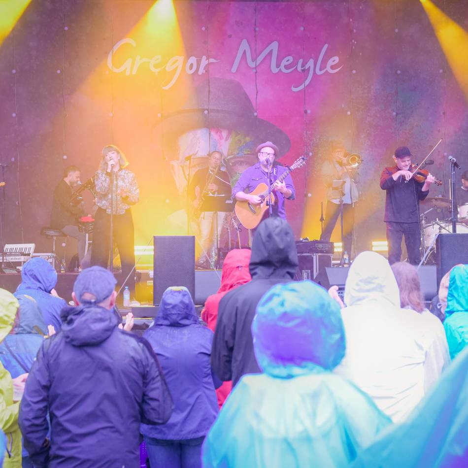 Konzert an Schloss Moyland: Mooiage Festival: Zu Gregor Meyle im Regen tanzen
