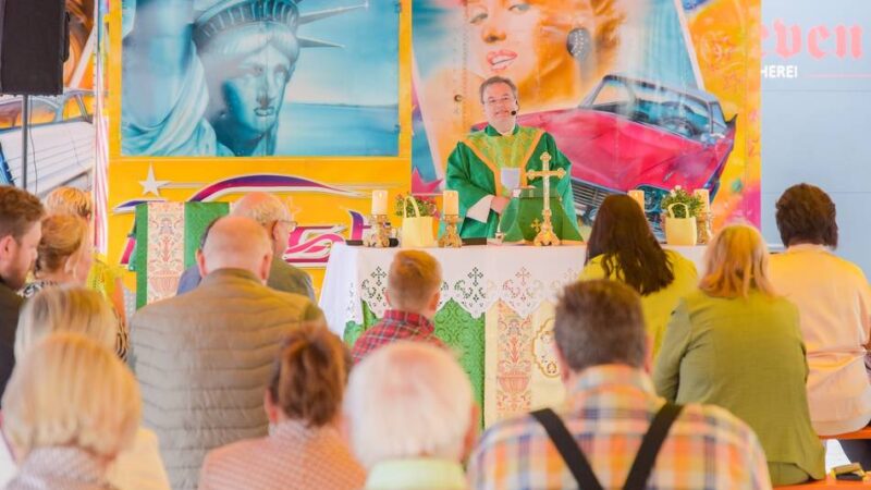 Traditionelle Messe auf der Kirmes: Gottesdienst zwischen Autoscooter und Zuckerwatte in Kleve