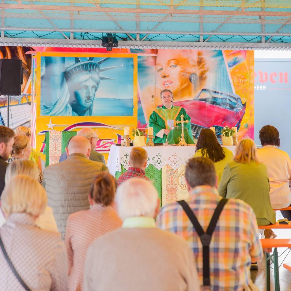 Traditionelle Messe auf der Kirmes: Gottesdienst zwischen Autoscooter und Zuckerwatte in Kleve