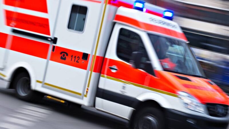 Fahrzeuge mit unterschiedlicher Ausstattung: Ein Rettungswagen und ein Notfalltransporter in Jüchen
