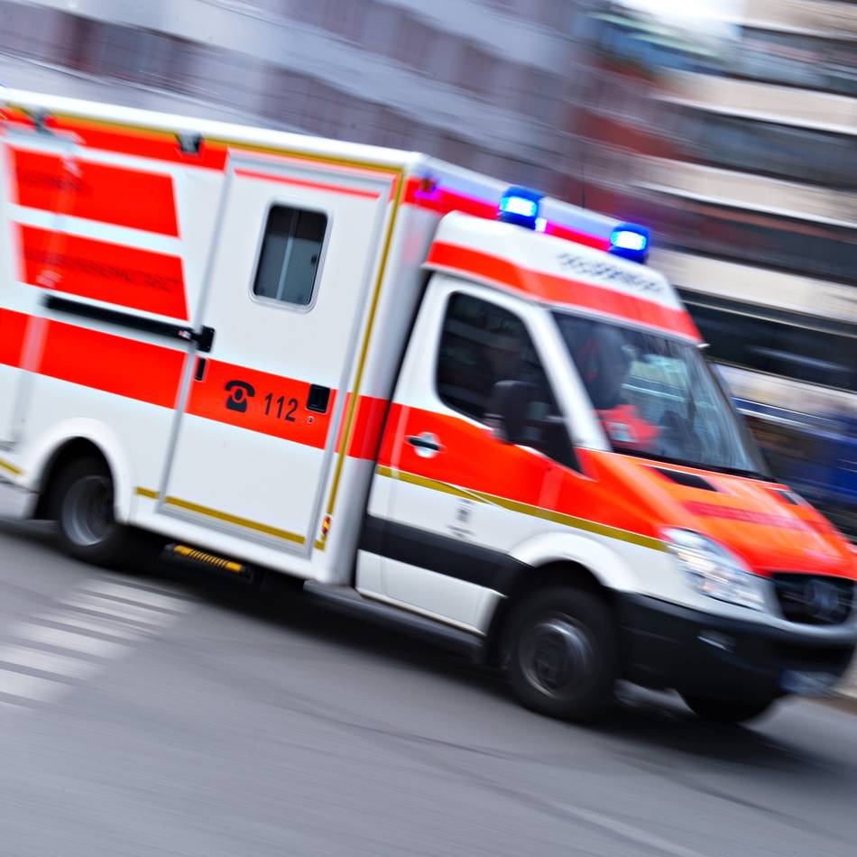 Fahrzeuge mit unterschiedlicher Ausstattung: Ein Rettungswagen und ein Notfalltransporter in Jüchen