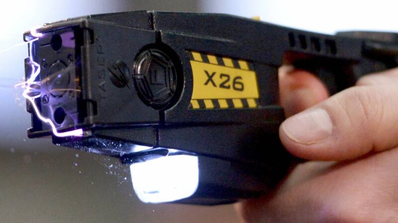 Wiederholte Vorfälle: Kinderbande terrorisiert Autofahrer in Niederkrüchten – Elektroschocker zur Abwehr?