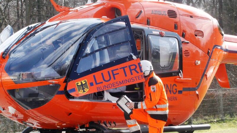 Hubschrauber im Einsatz in Mönchengladbach: Person stürzt durch Glasscheibe zwei Stockwerke in die Tiefe
