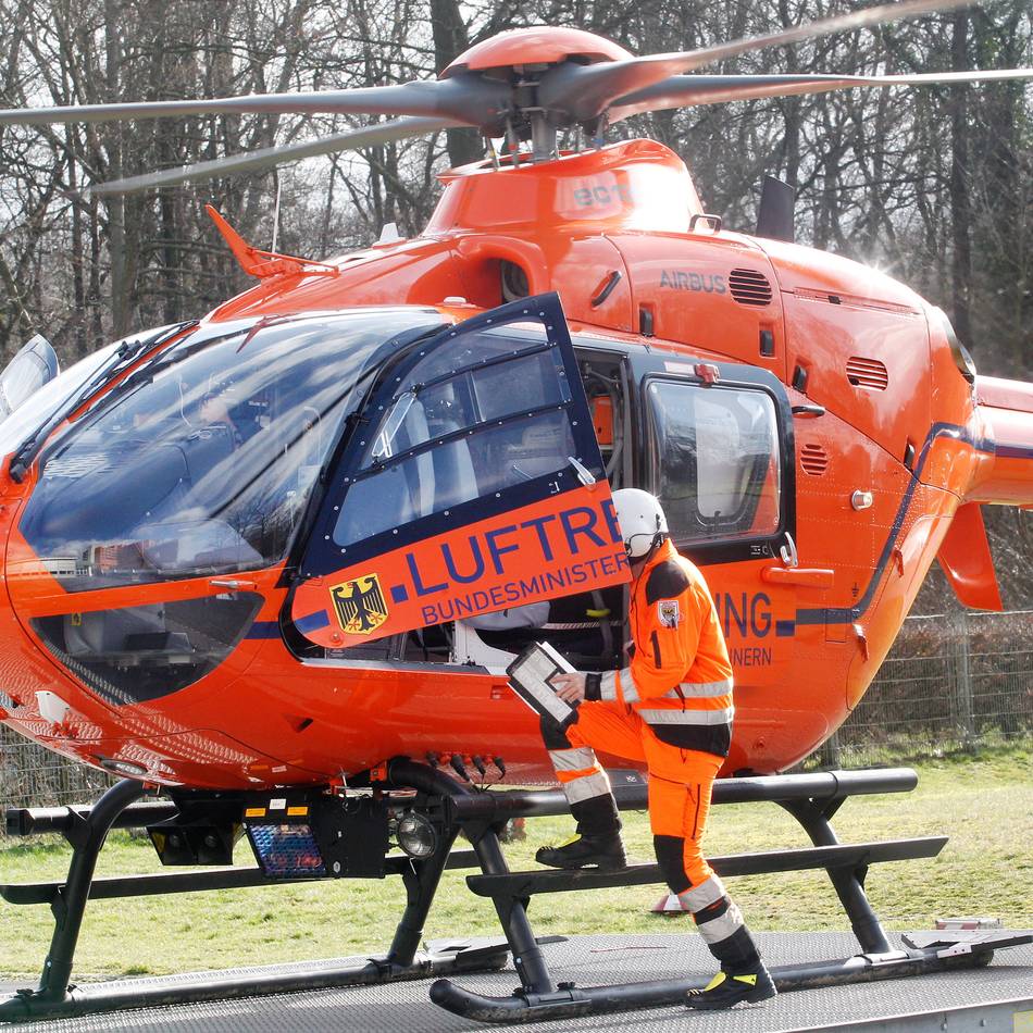 Hubschrauber im Einsatz in Mönchengladbach: Person stürzt durch Glasscheibe zwei Stockwerke in die Tiefe