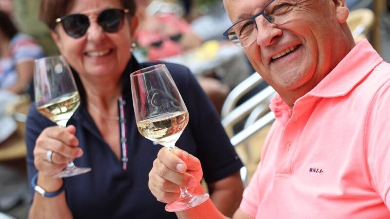 Winzerdorf in Grevenbroich: Hunderte kommen zum Weinfest in die City