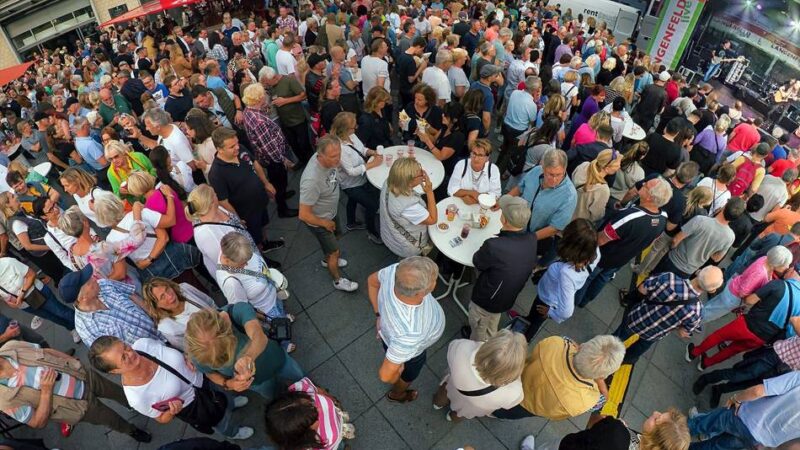 „Langenfeld live“: „JoJo Weber Band“ sorgt für einen vollen Marktplatz