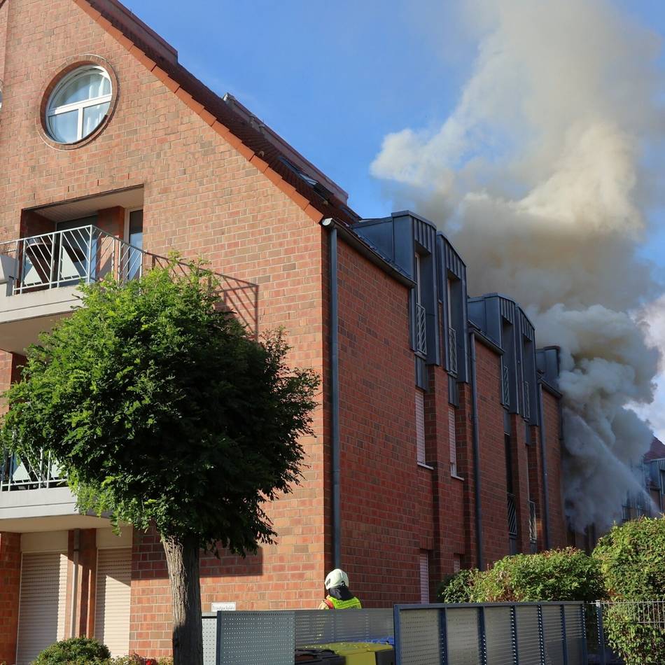 Feuerwehreinsatz am Freitagabend: Rauchsäule über der Stadt – Katze stirbt bei Wohnungsbrand in Grevenbroich