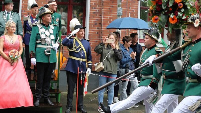 Schützenfest in Hemmerden: Bruderschaftler feiern Festauftakt mit Partys und „Katzenköpp“