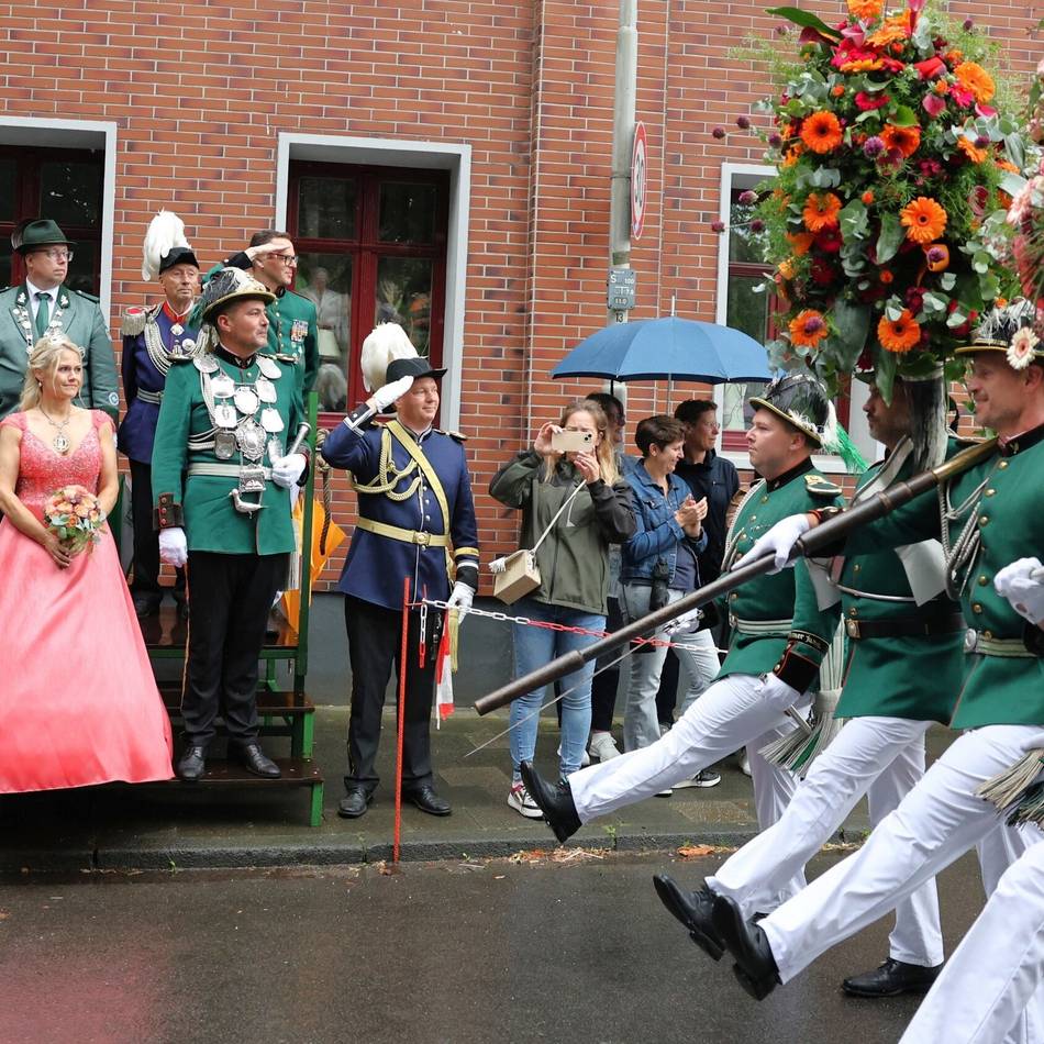 Schützenfest in Hemmerden: Bruderschaftler feiern Festauftakt mit Partys und „Katzenköpp“