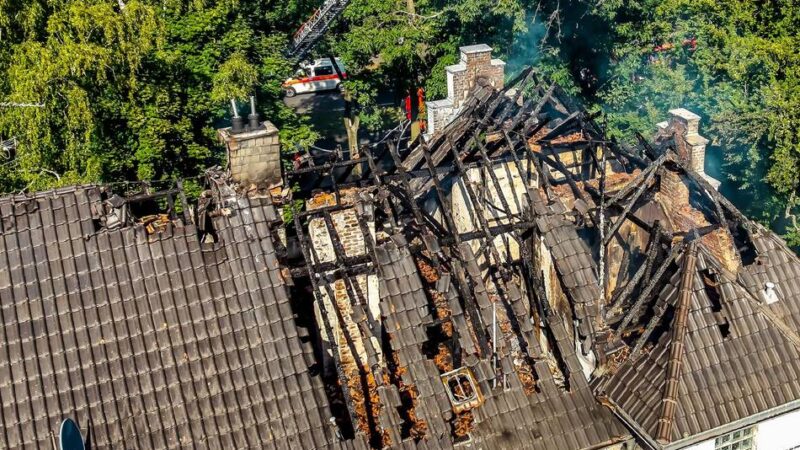 Langenfeld: Dachstuhlbrand an der Kölner Straße