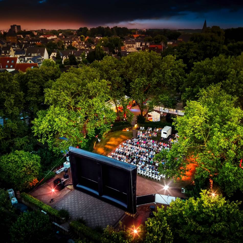 Open-Air-Kino: MEGA-Mondscheinkino in Monheim begeistert zum Auftakt