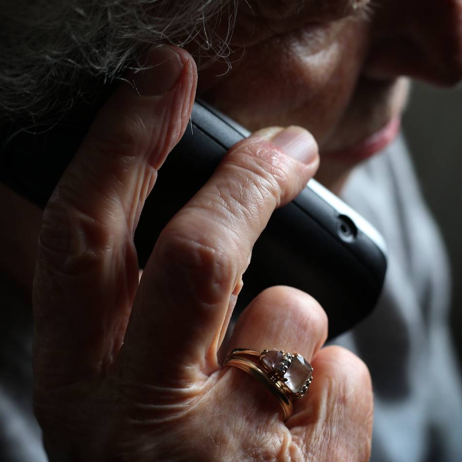 Schockanruf in Neuss: Seniorin übergibt Kostbarkeiten im Wert einer hohen fünfstelligen Summe an Betrüger